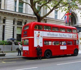 伦敦移动下午茶 搭着巴士边喝茶边
