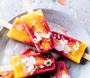 让高颜值的草莓芒果橙汁冰给你清凉！