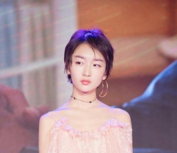 来数一数周冬雨到底有多少对不对称耳环