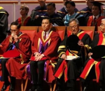 刘德华获荣誉博士学位 还想将来写书当作家