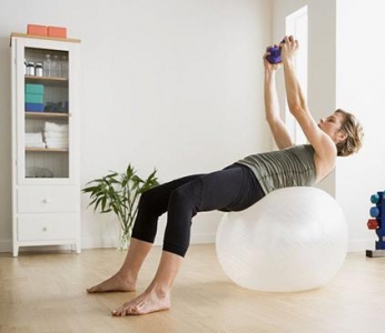 <b>每天10分钟瑜伽球运动 轻松拥有细</b>