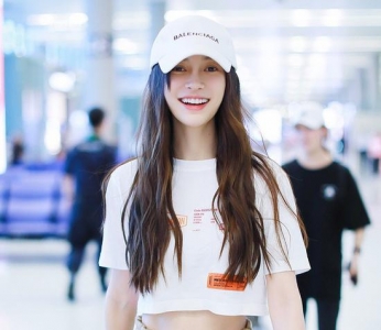 你还在露腰 女明星都开始“露胃”啦