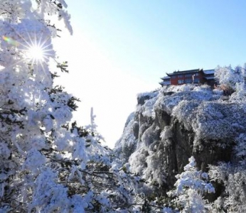 你见过雪后的峨眉山吗？简直像人