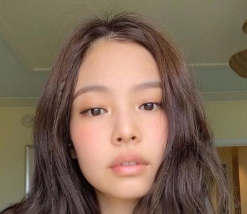宅家脸必圆？“奶凶代表”Jennie教