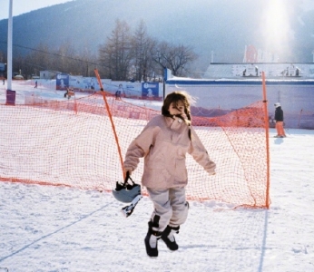 虞书欣雪场写真 滑雪服麻花辫甜美元气