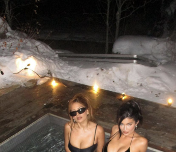 Kylie Jenner零下依旧穿比基尼泡温泉