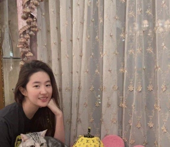 刘亦菲分享日常素颜美照 黑长直发型与猫咪互动眼神温柔