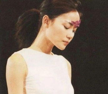 一件千禧感满满的夏日单品，让你